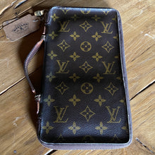 Load image into Gallery viewer, Louis Vuitton Zippy Travel Organizer - Western Second Hand
